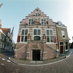 852042 Gezicht op de voorgevel van het Stadhuis (Visbrug 1) te Oudewater.N.B. foto gemaakt met een fish-eye objectief.